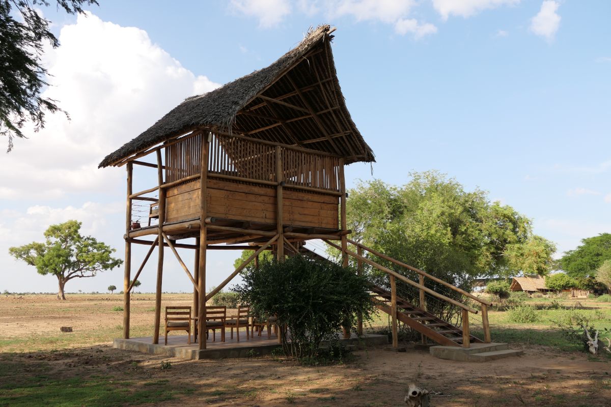 Erhöhter Aussichtsturm im Satao Camp mit strohgedecktem Dach und Blick über die Savanne.