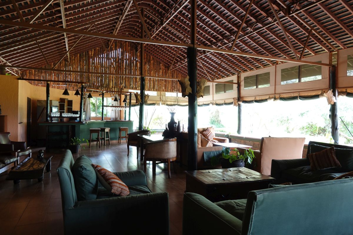 Lounge- und Barbereich im Tipilikwani Mara Camp mit komfortablen Sitzgelegenheiten und offenem Design.