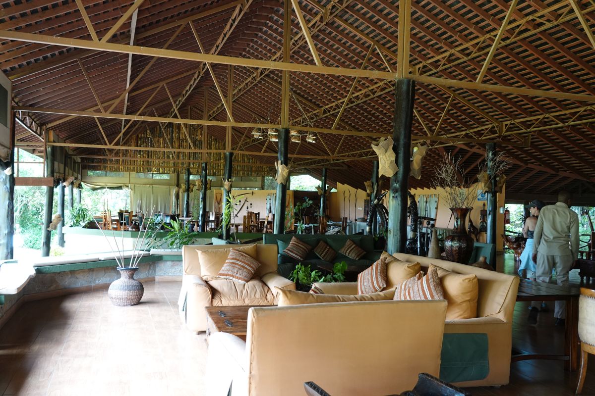 Restaurant und Aufenthaltsbereich im Tipilikwani Mara Camp mit offenen Sitzplätzen und traditionellem Design.