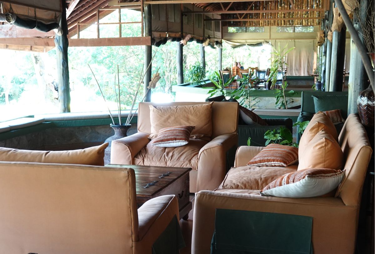 Lounge im Tipilikwani Mara Camp mit komfortablen Sitzgelegenheiten und offenem Safari-Ambiente.