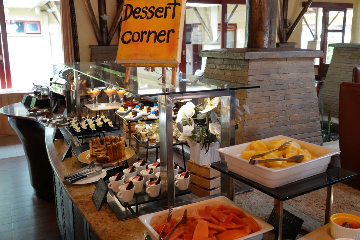 Desserts und frisches Obst beim Buffet