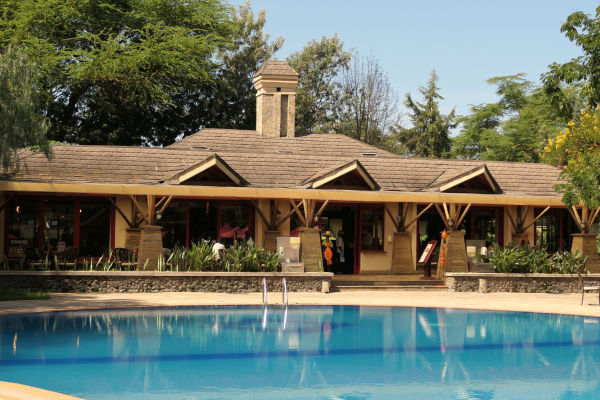 Pool im Enashipai Resort mit Restaurant im Hintergrund