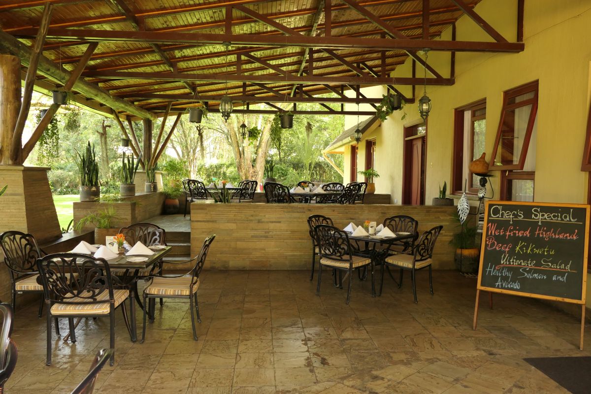 kleines Resaurant mit Tischen und Bistrostühlen