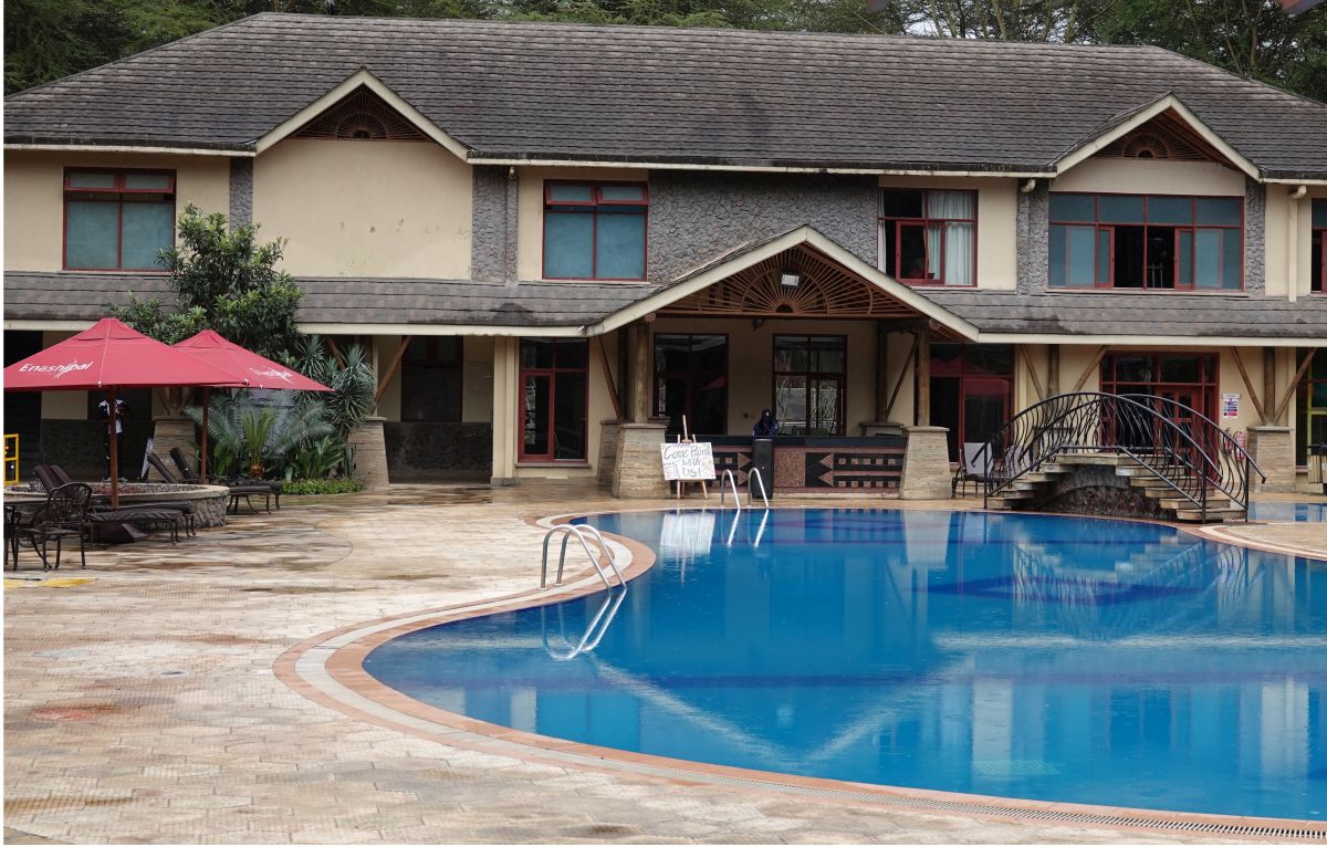 Pool im Enashipai Resort mit Gebaeude im Hintergrund
