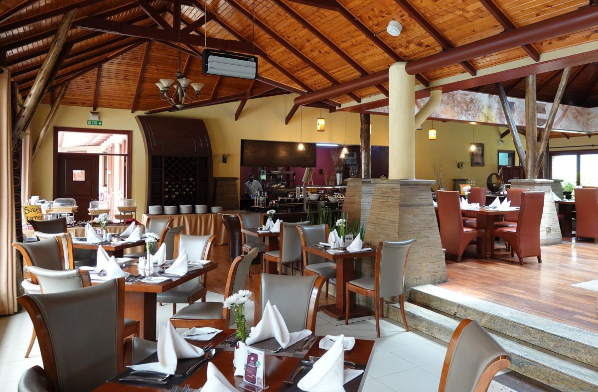 Restaurant mit vielen Tischen und Stühlen