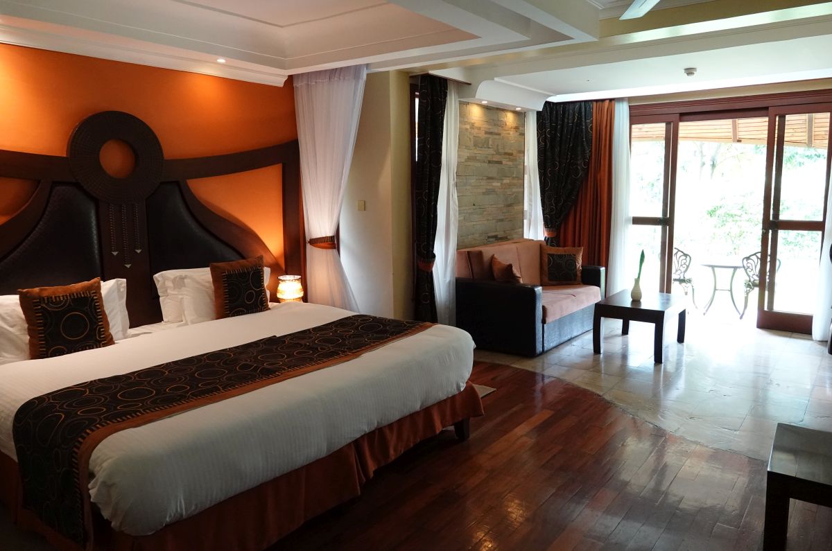 Zimmer mit Doppelbett und Sitzecke im Enashipai Resort