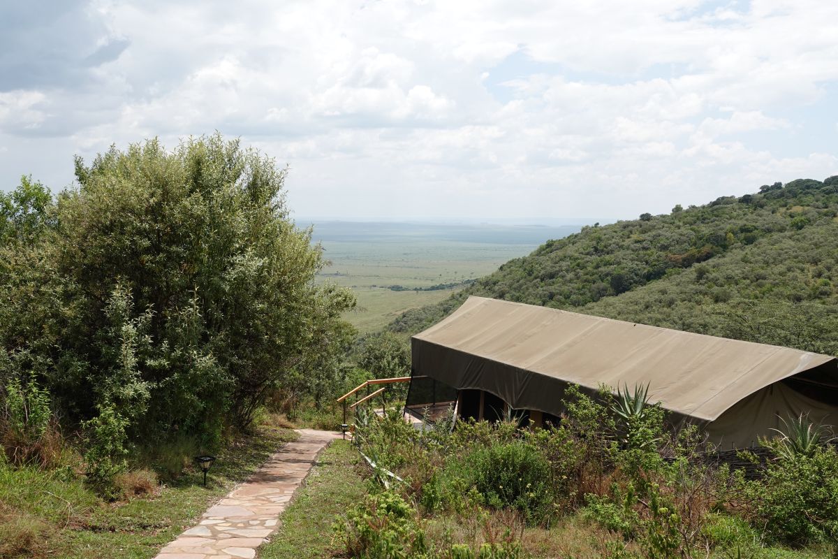 Safari-Zelt im Elatia Mara Camp auf einem Hügel mit weitem Blick über die Landschaft der Masai Mara.