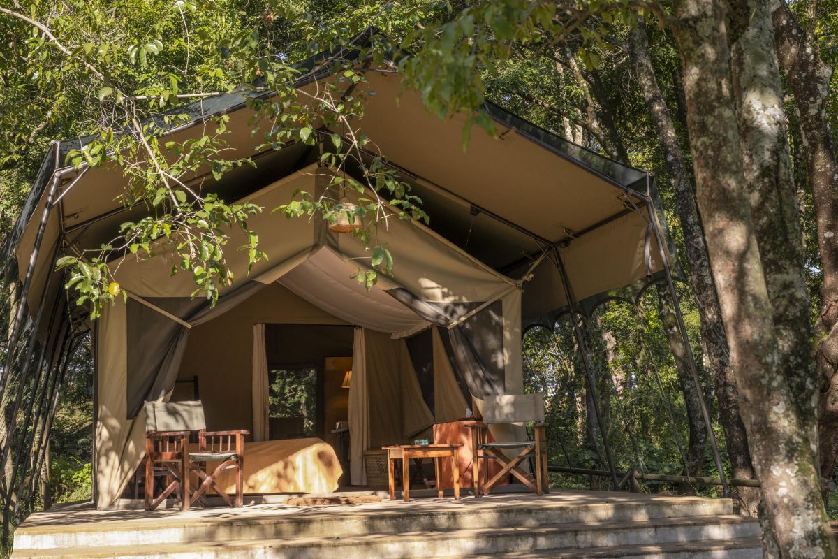 Safari-Zelt im Governors Camp mit Holzterrasse, Sitzbereich und eingebettet in die Natur.
