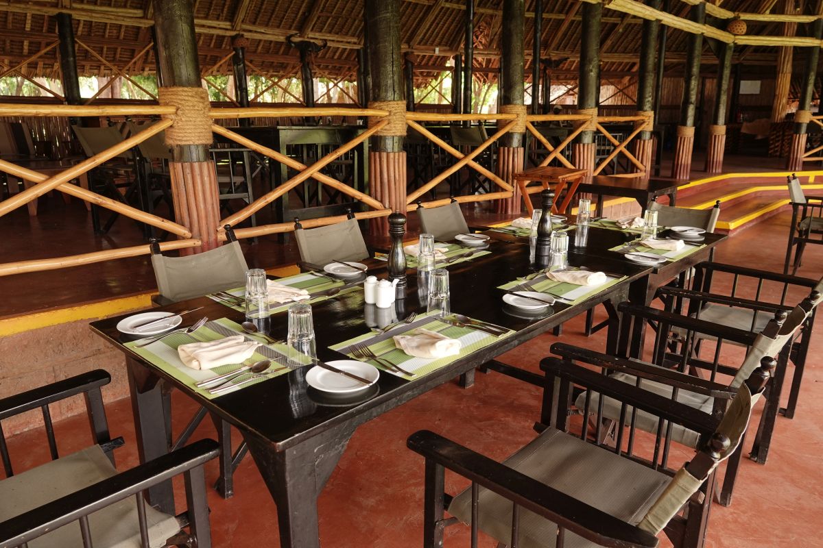 Gedeckter Esstisch im offenen Restaurant des Camps.