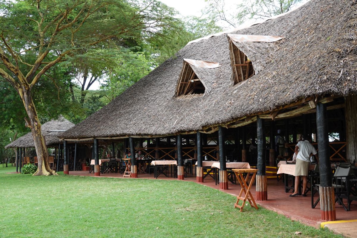Reetgedecktes Restaurant mit Sitzbereich im Voyager Ziwani Camp.