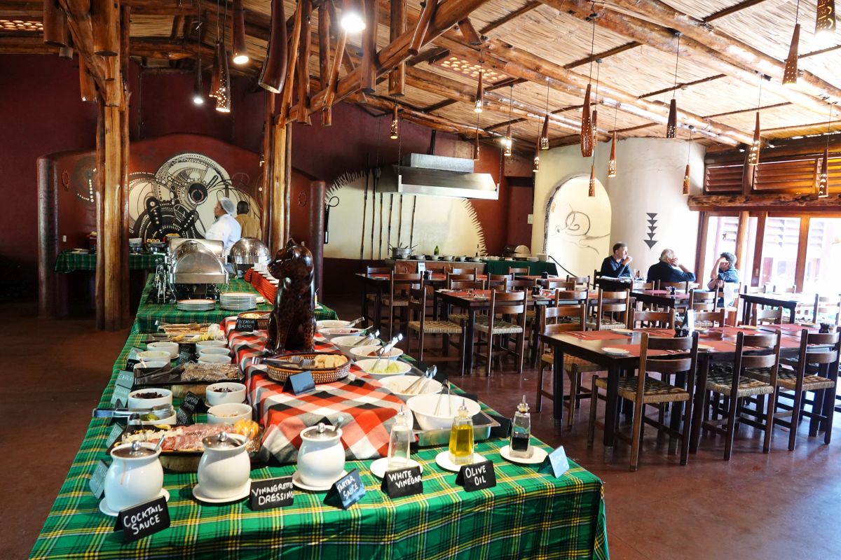 Restaurantbereich der Amboseli Serena Lodge mit Buffet, Holzelementen und traditionellem Safari-Design.