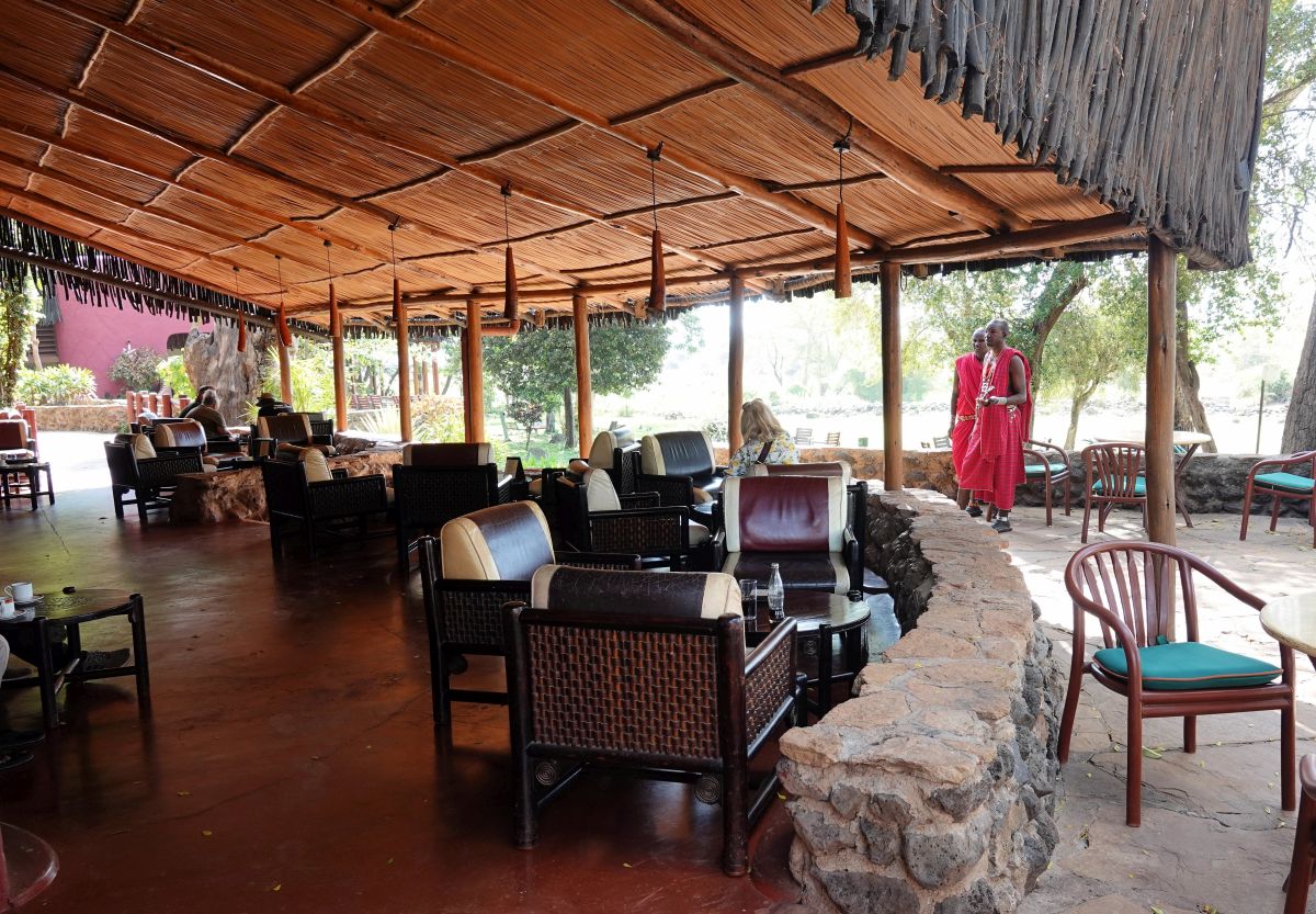 Offener Lounge- und Sitzbereich der Amboseli Serena Lodge mit traditionellem Safari-Design und Blick in die Natur.