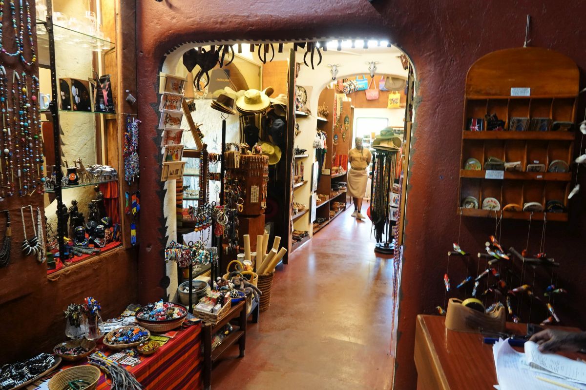 Souvenirshop der Amboseli Serena Lodge mit handgefertigtem Schmuck, Kunsthandwerk und traditioneller Dekoration.