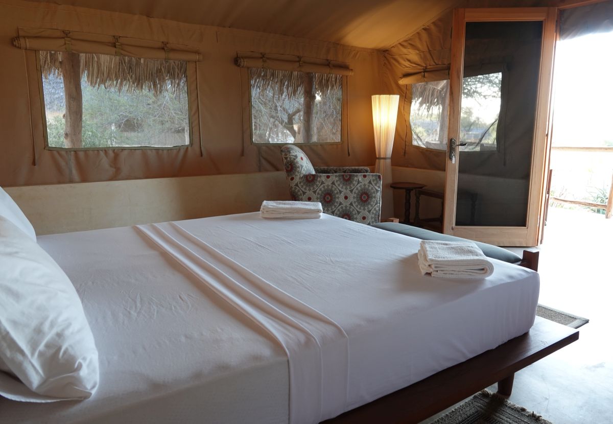 Safari-Zeltzimmer mit Doppelbett und Veranda im Kudu Safari Camp.