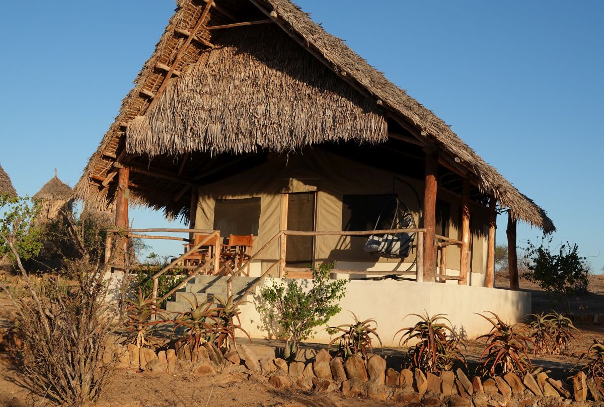 Safari-Zelt mit Reetdach und Veranda im Kudu Safari Camp.