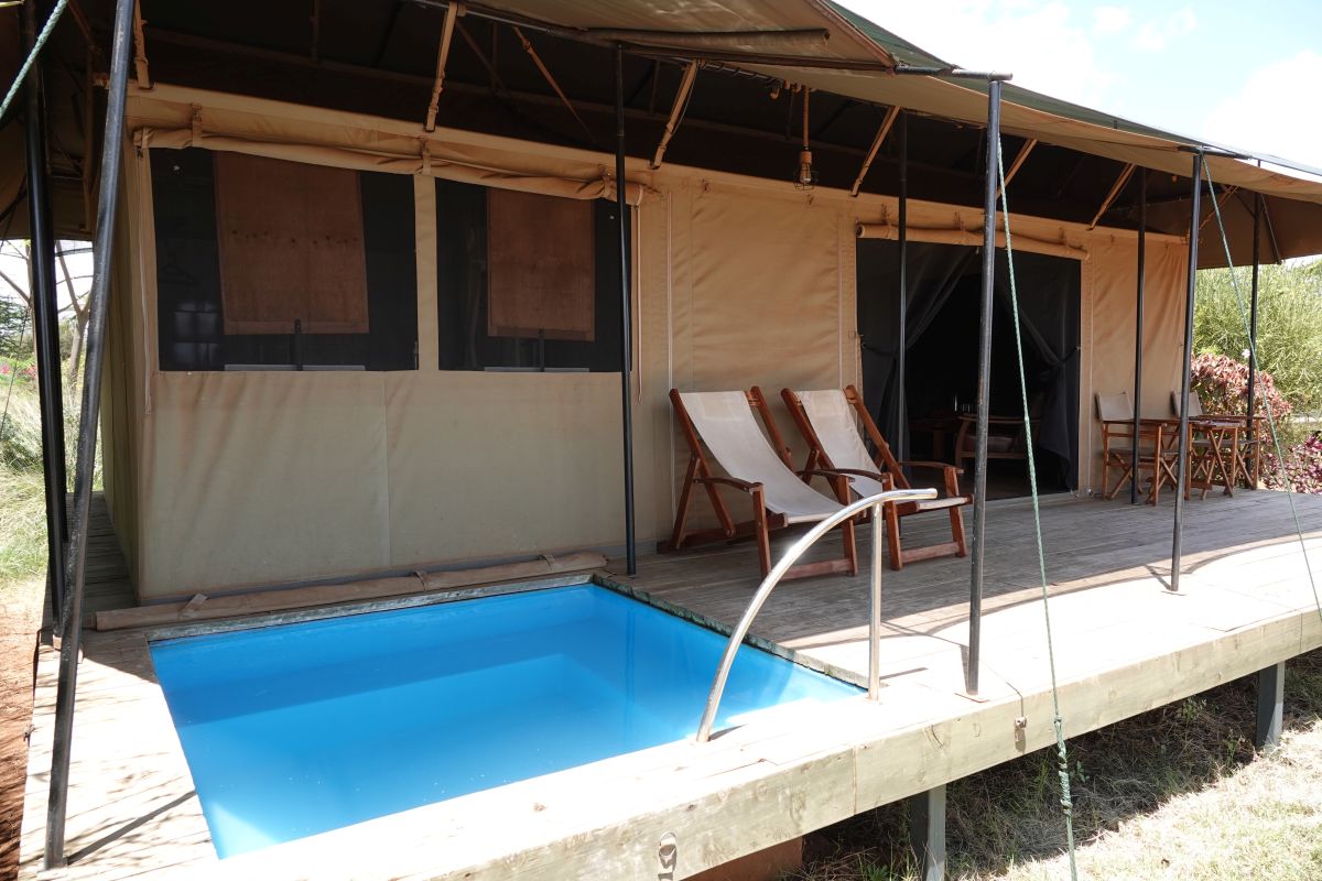 Deluxe-Zelt mit kleinem Pool auf der Veranda.