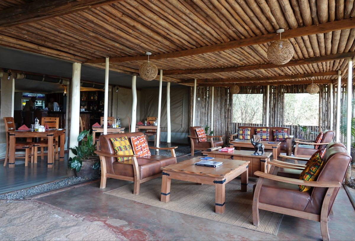 Lounge der Tulia Amboseli Camp mit gemütlichen Sitzgruppen und offenem, luftigen Ambiente.