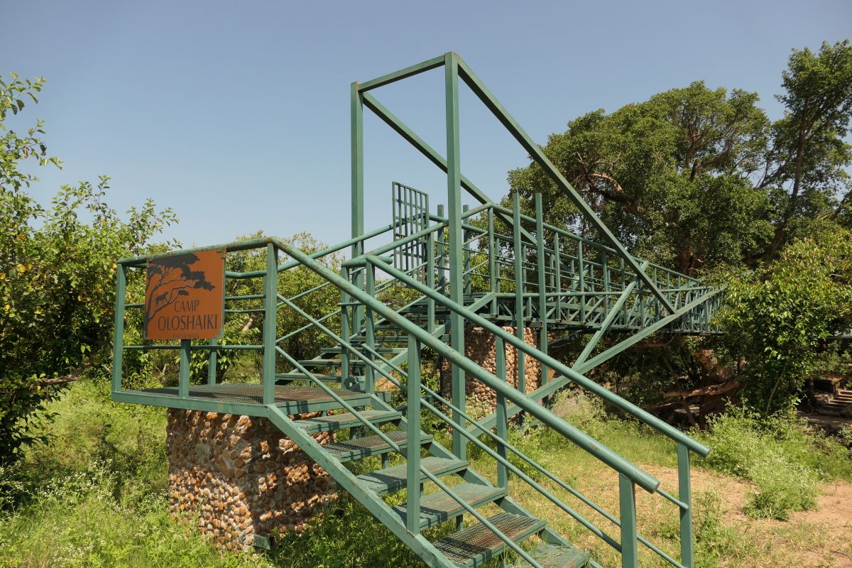 Brücke aus Eisen über den Fluss