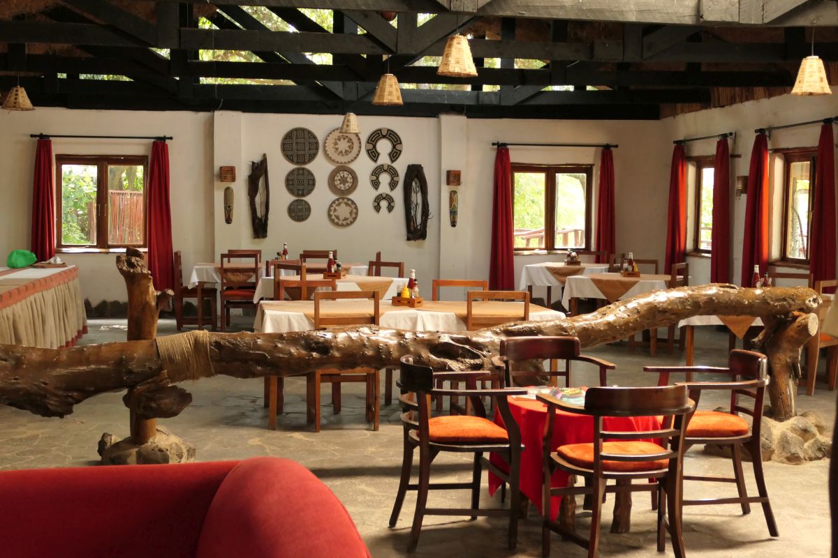 Restaurant mit Tischen und Stuehlen im Oloshaiki Camp