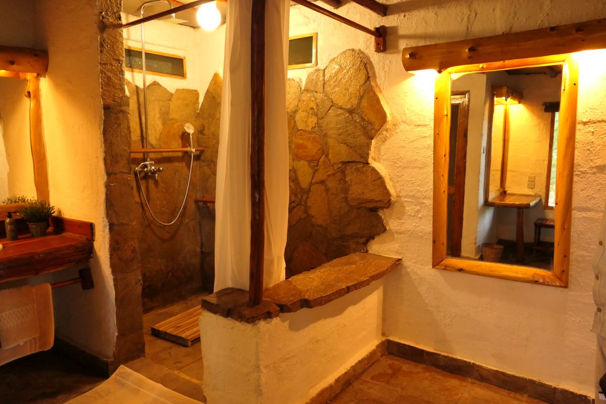 Bad mit Dusche, Waschbecken und Spiegel