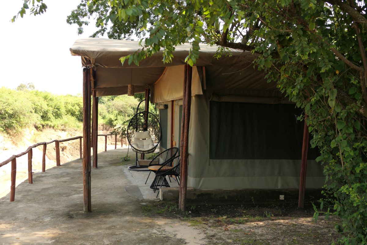 Wohnzelt mit Terrasse und Stuehlen
