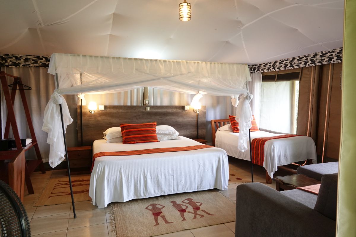 Zelt mit Doppelbett und Einzelbett wohnlich eingerichtet