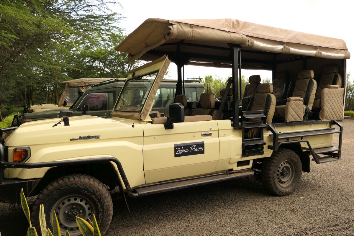 Offener, beigefarbener Jeep