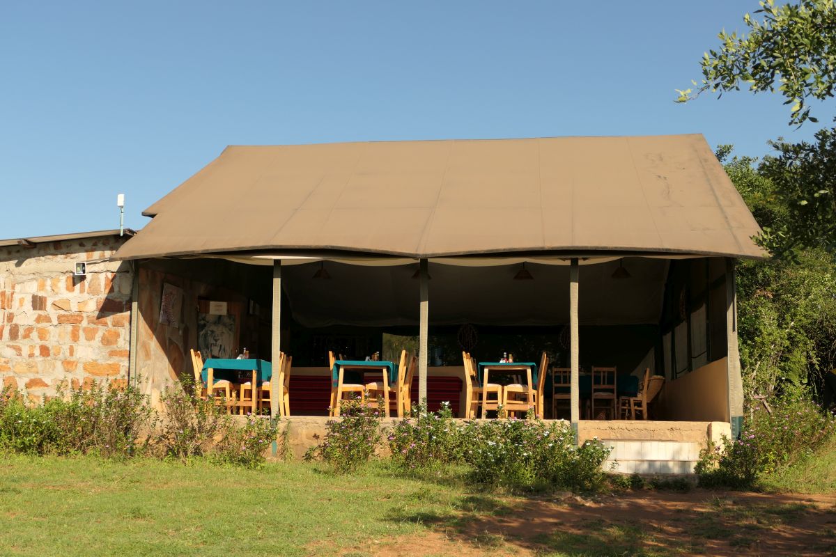 Offenes Restaurant mit Tischen und Stühlen
