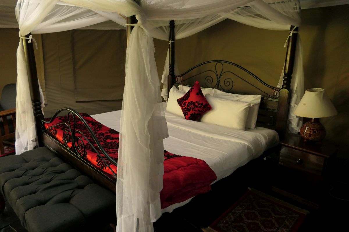 Doppelbett im Zelt mit Moskitonetz