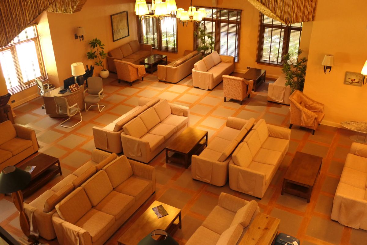 Große Lounge der Sawela Lodge mit zahlreichen Sofas, Sesseln und Couchtischen in einem offenen, hellen Raum mit hohen Decken und großen Fenstern.