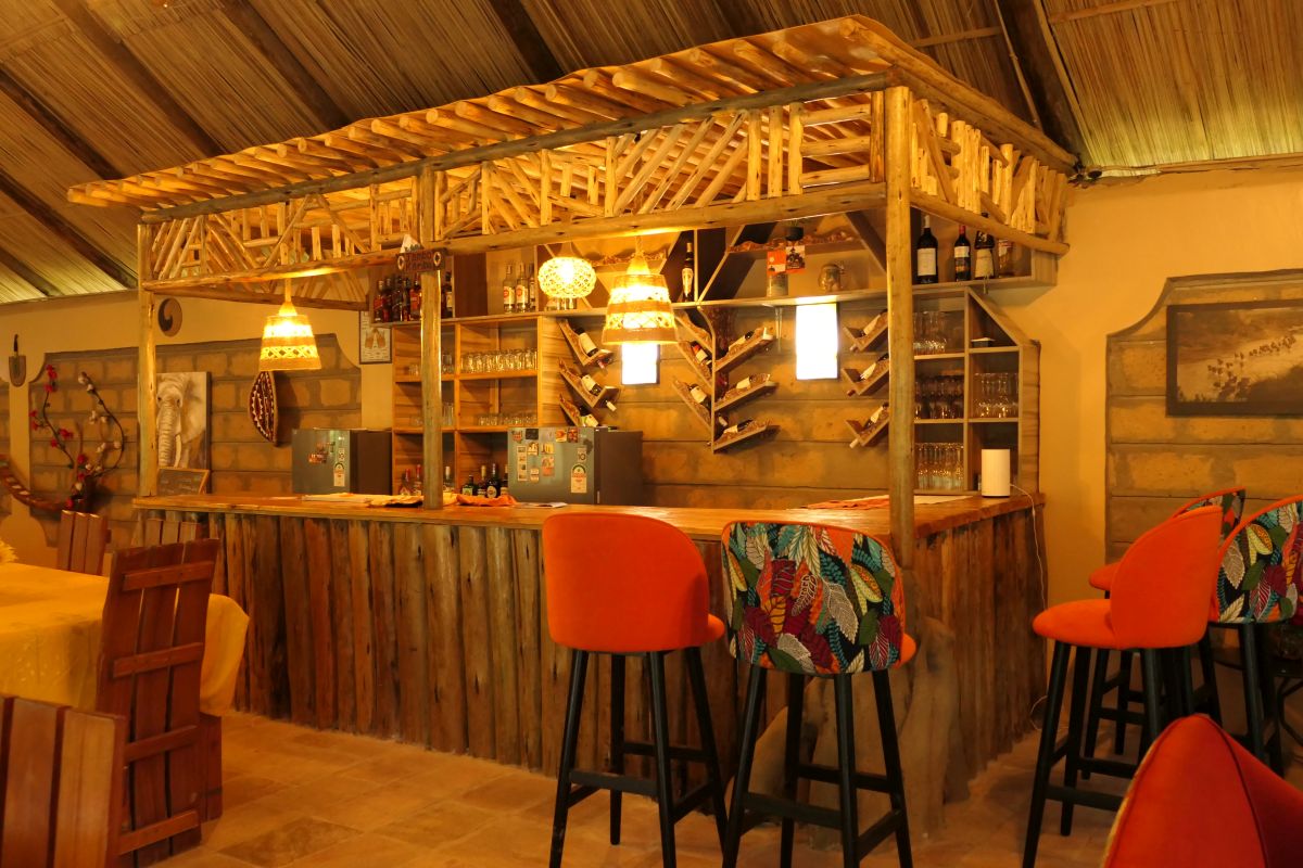 Bar im Aruba Mara Camp mit Stühlen