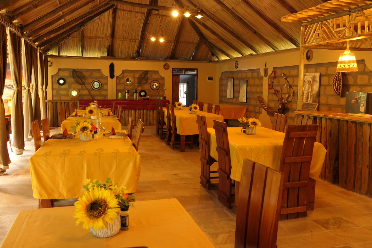 Restaurant im Aruba Mara Camp mit Tischen und Stühlen
