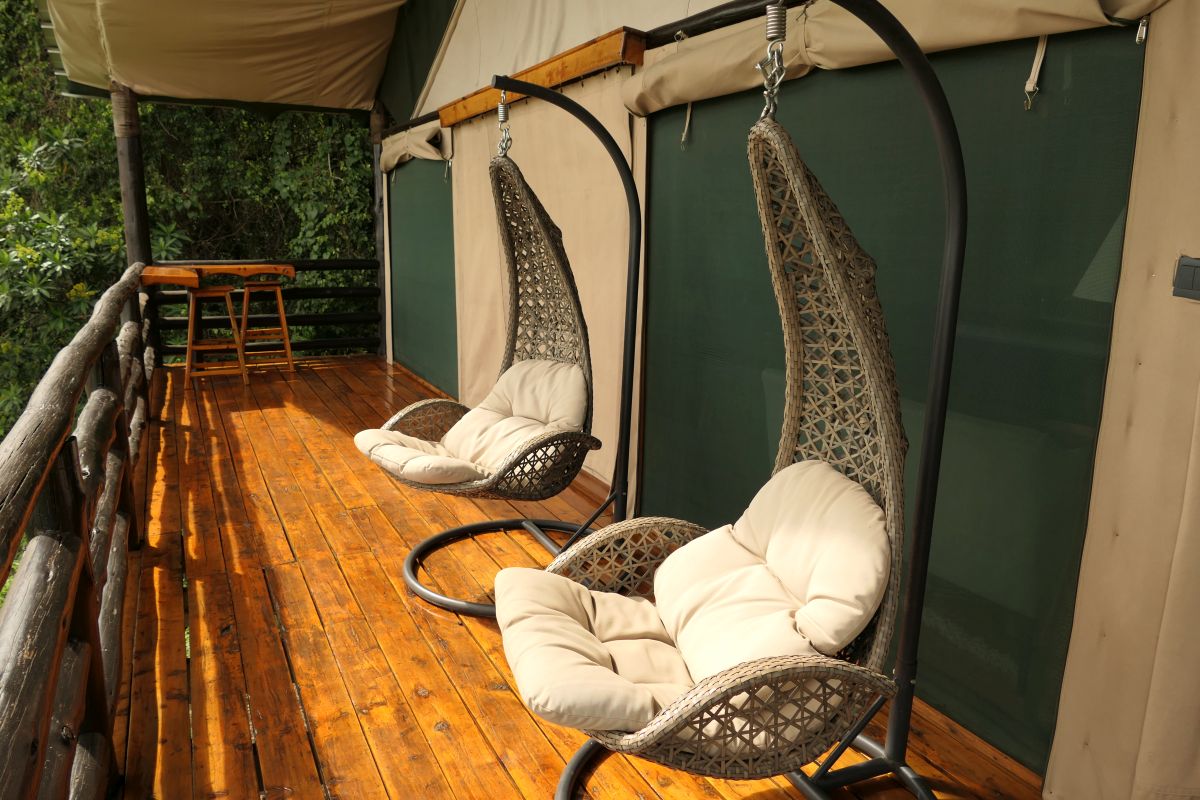 Schwingkorbstühle auf der Holzterrasse der VIP Suiten