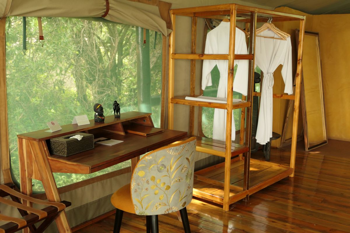 Schreibtisch in einem Zelt der Mara Engai Lodge