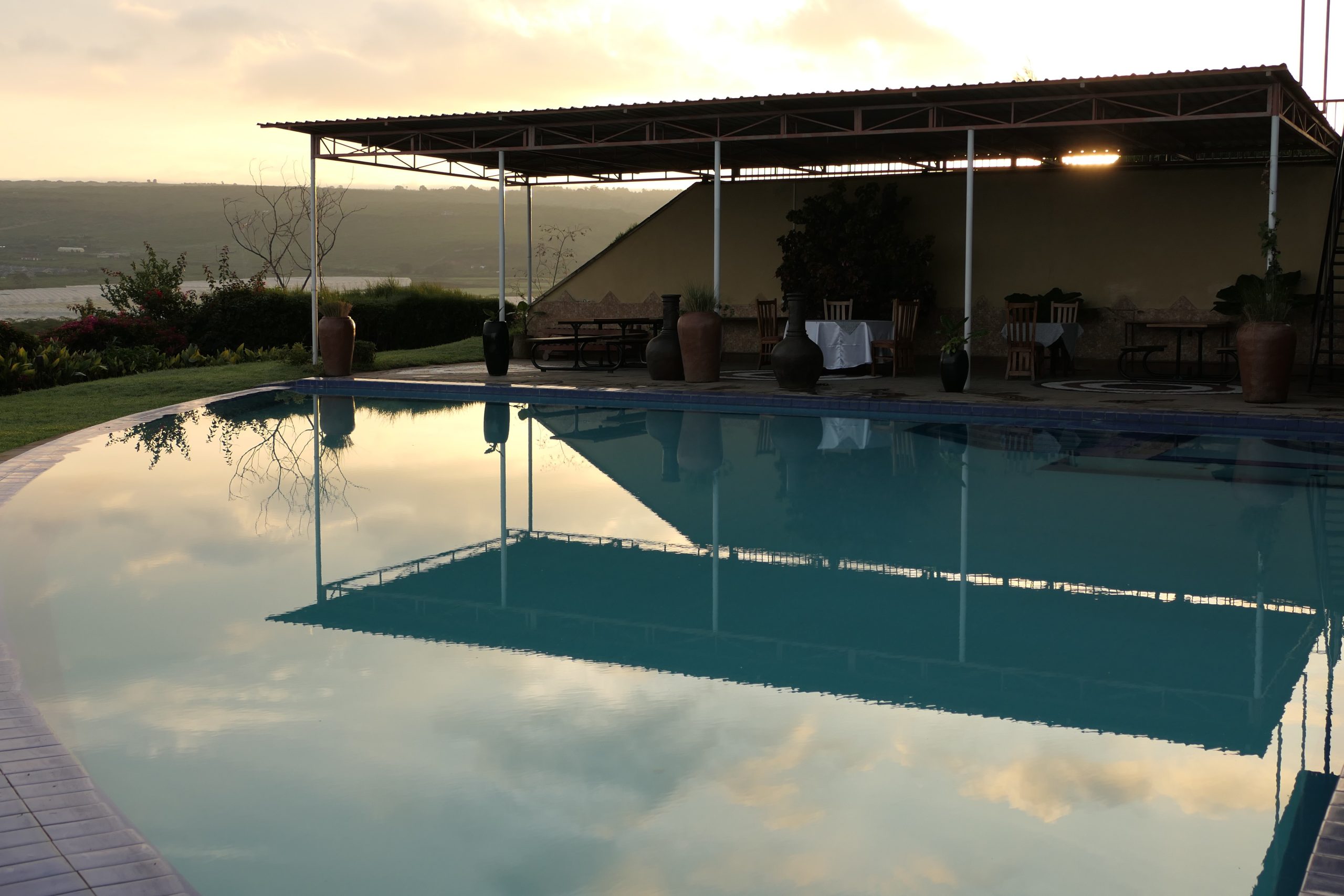 Pool mit Dach und Sitzecke
