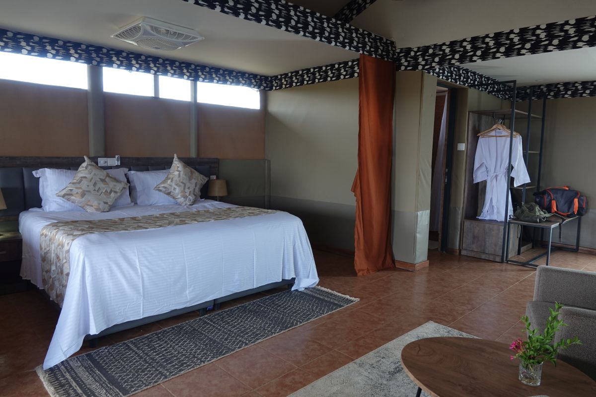 Doppelzelt mit Doppelbett sowie Sitzmöglichkeit und Ablage des Safarigepäcks