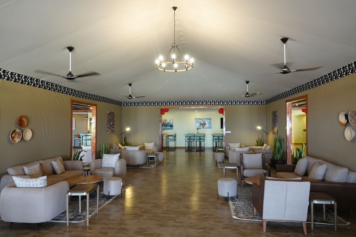 Lounge im Praro Amboseli Safari Camp mit bequemen Couches und Sesseln sowie Barstühlen