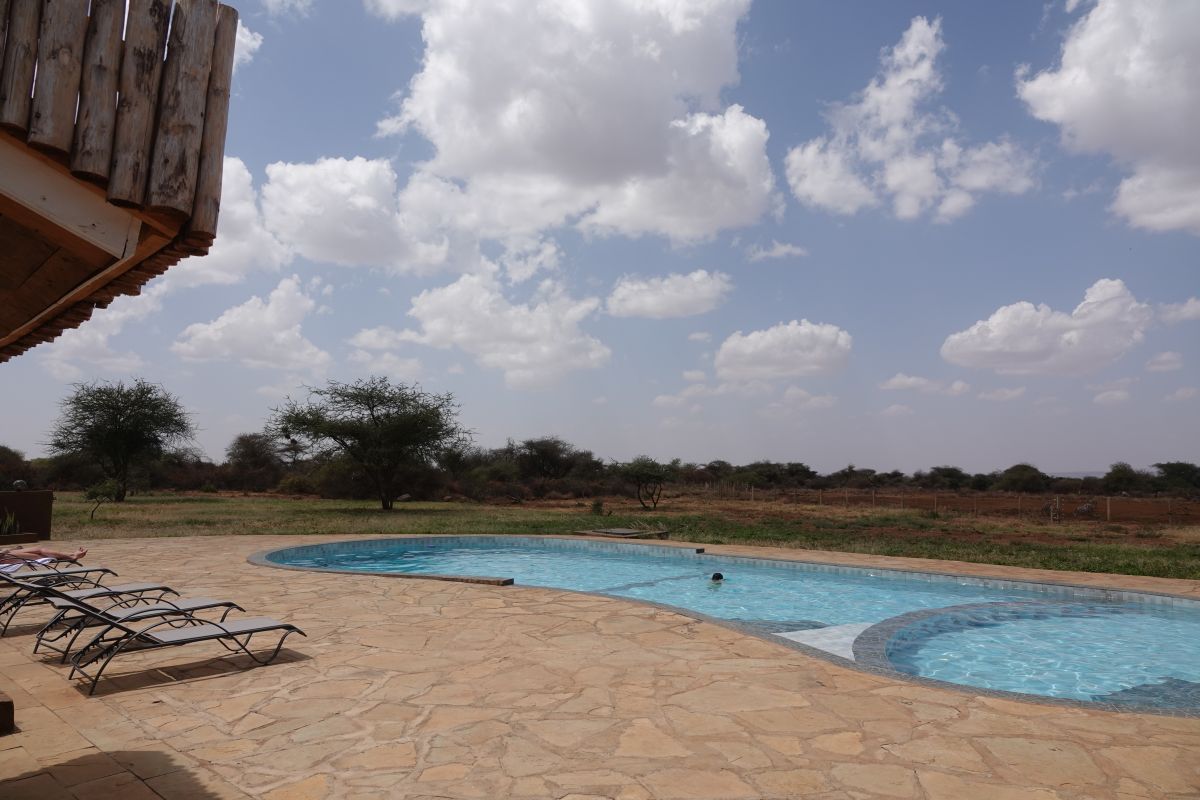 Pool im Praro Amboseli Safari Camp mit Liegen und Blick in die Natur